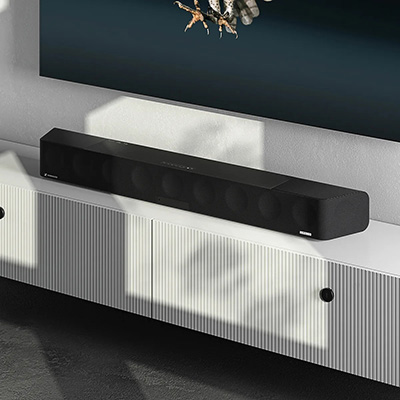 Sennheiser-Ambeo-SoundBar-Max-posee-sous-un-ecran-de-television