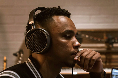 Un-Audeze-MM-100-porte-elegamment