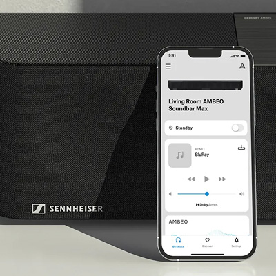 smartphone-affichant-lapplication-Sennheiser-Smart-Control-pose-sur-la-Sennheiser-Ambeo-SoundBar-Max